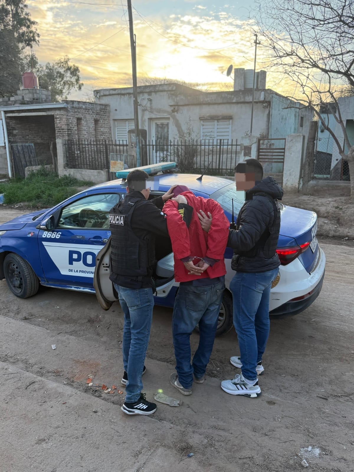 Tres individuos fueron detenidos por una orden de allanamiento en dos ...
